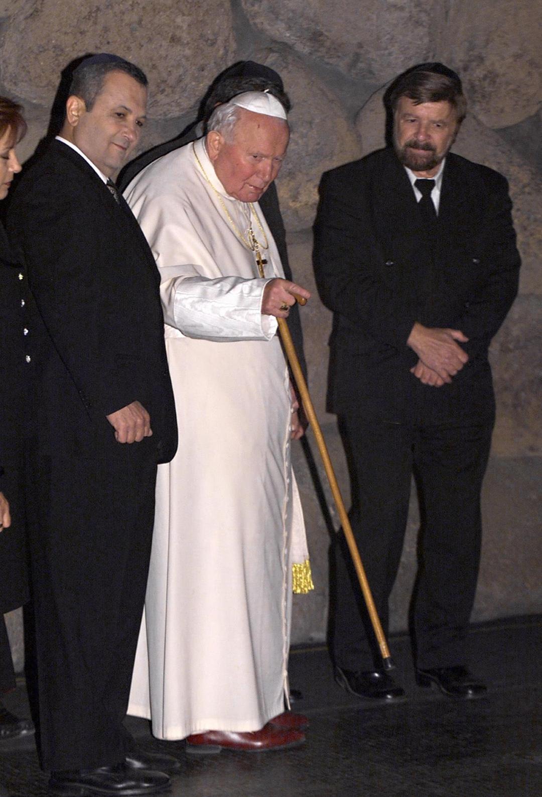 Szewach Weiss wraz z premierem Izraela Ehudem Barakiem towarzyszy Janowi Pawłowi II podczas odwiedzin w Instytucie Yad Vashem w Jerozolimie (23 marca 2000)