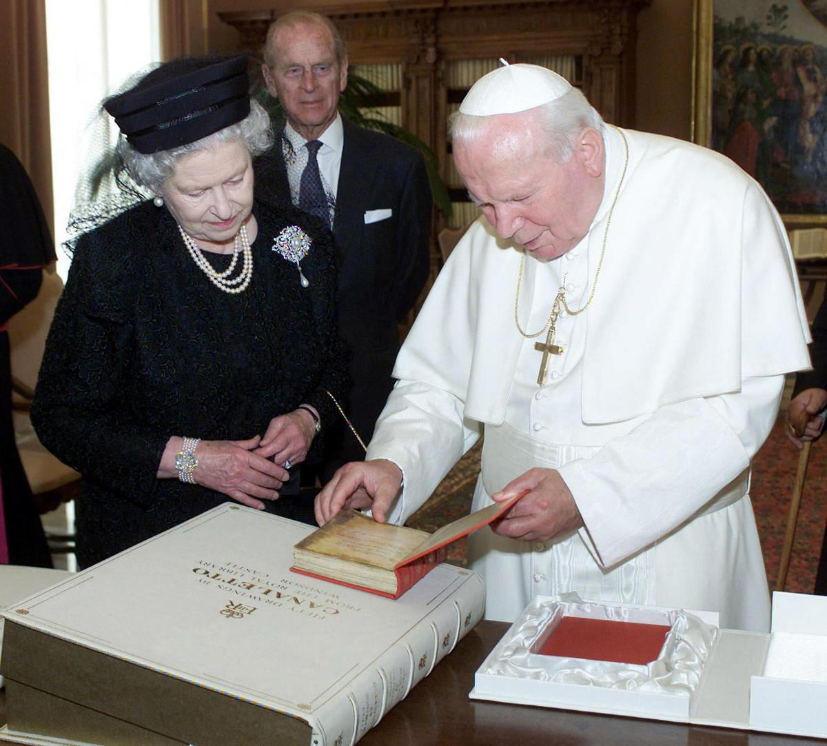 QUEEN ELIZABETH AND POPE JOHN PAUL II