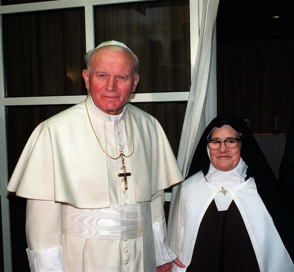 Papież Jan Paweł II z siostrą Łucją w Fatimie (13 maja 1991)