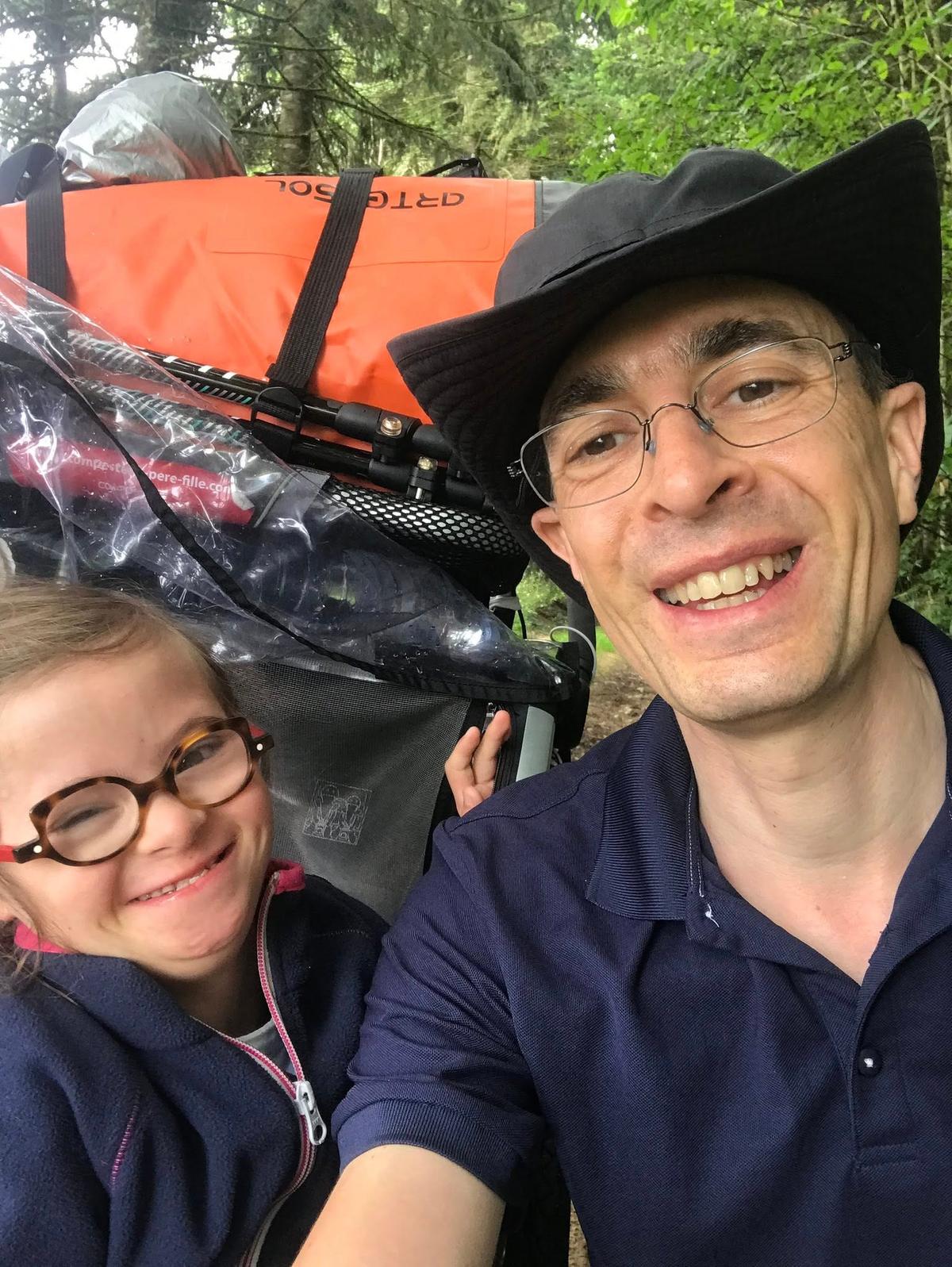 Compostelle : l’incroyable pèlerinage père-fille de Cyprien et Philippine