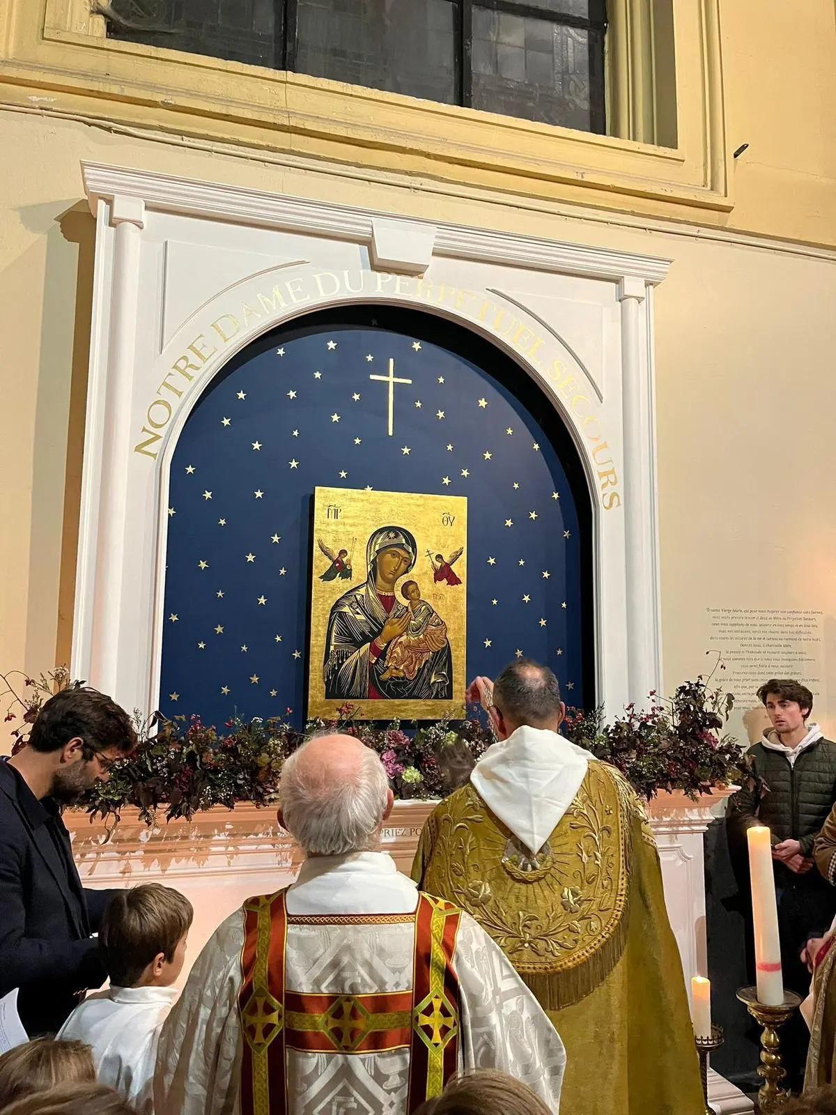 benediction-nouvelle-chapelle-dediee-a-Notre-Dame-du-Perpetuel-Secours
