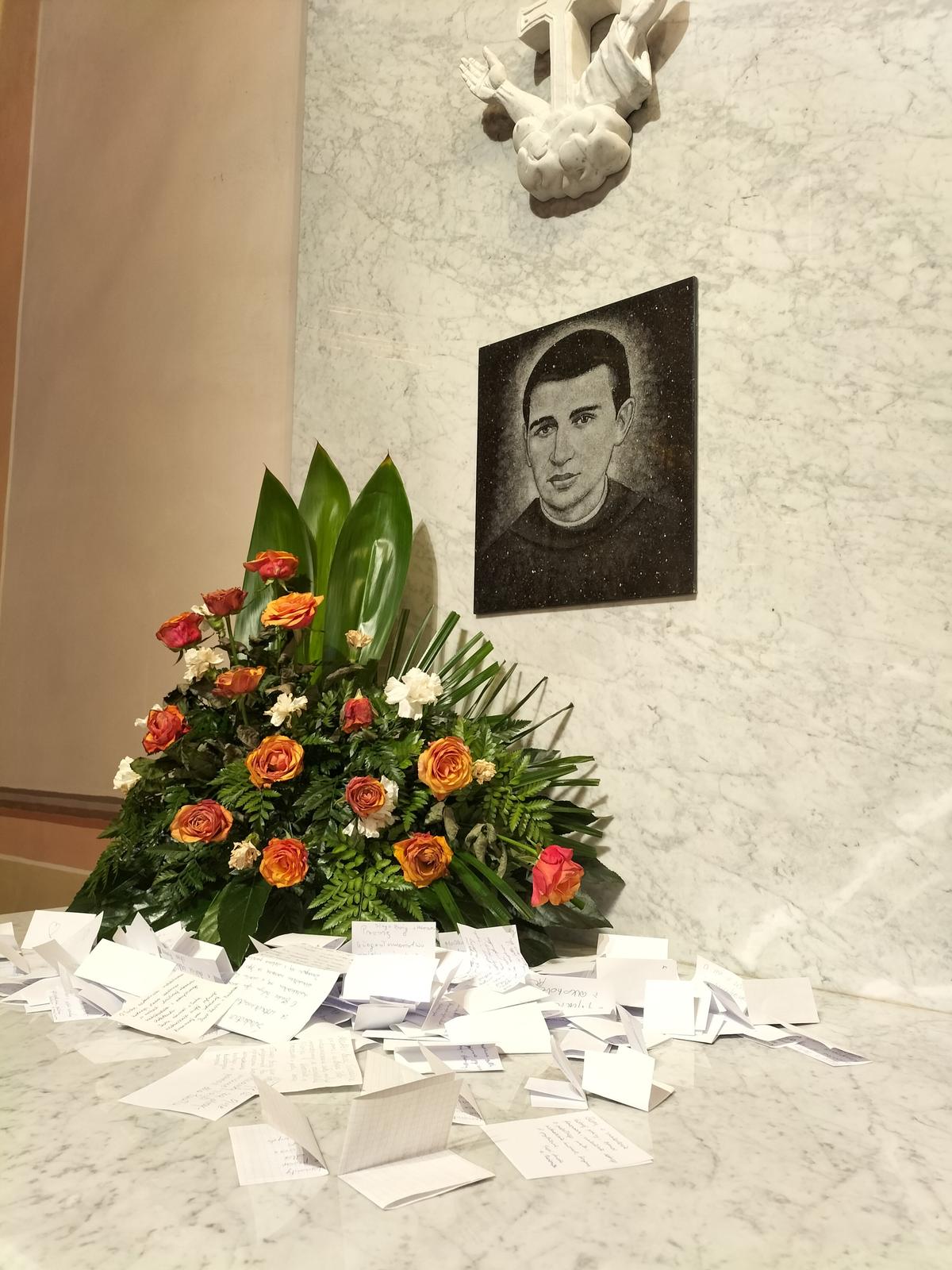 Prośby na grobie sługi Bożego Wenantego Katarzyńca