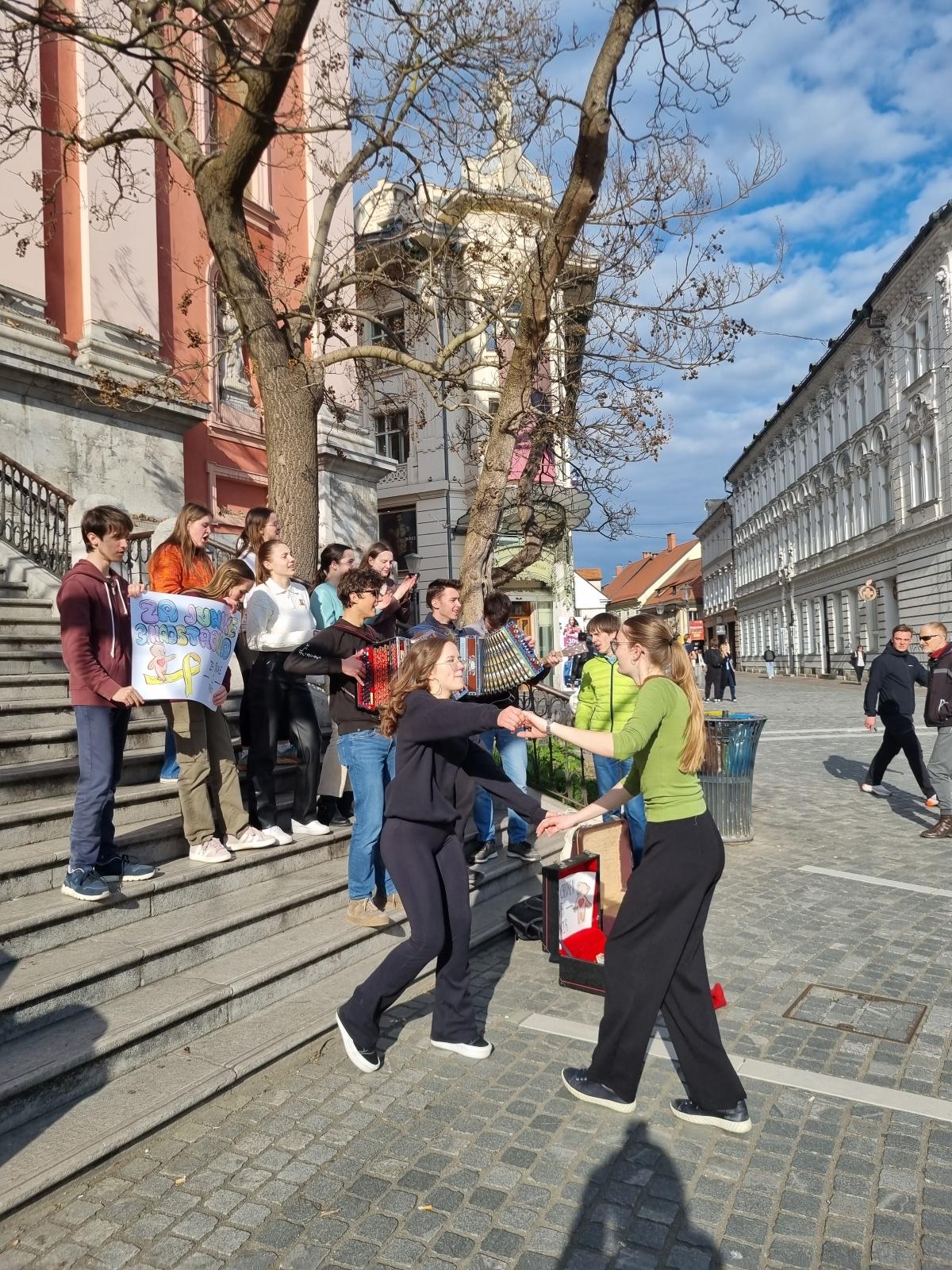 dijaki 2. a letnika Skofijske klasicne gimnazije iz Ljubljane