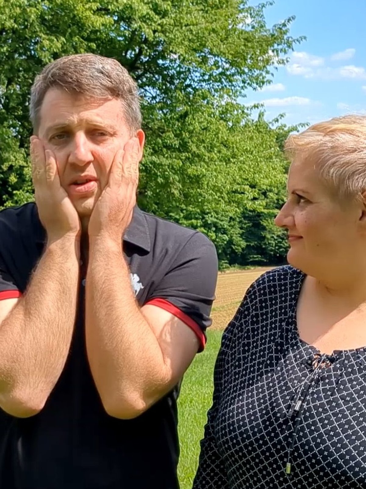 Ena bere berilo, druga ministrira in zmaguje