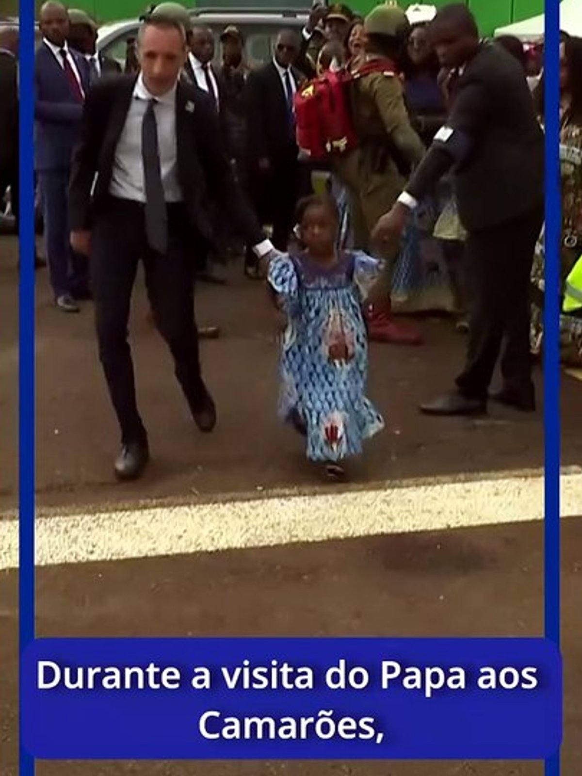 Durante a visita do Papa Leão XIV, uma menina correu para abraçá-lo no meio da multidão.