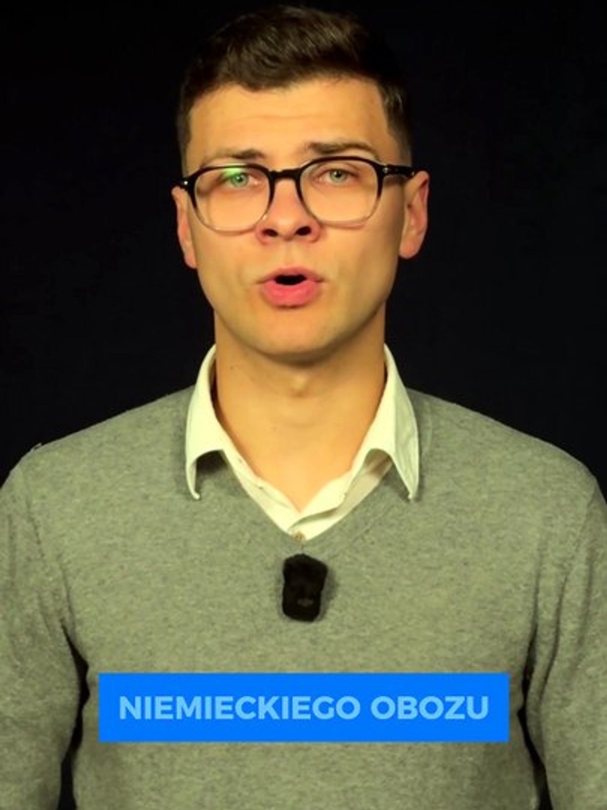 Nie rozpłakała się, kiedy przyniósł jedzenie. Rozpłakała się, kiedy zapytał ją o imię.