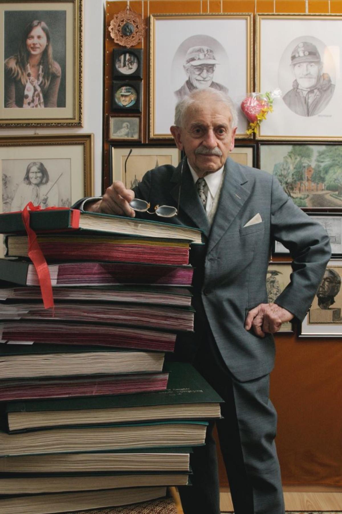 Mieczysław Parczyński z albumami wspomnień ze swoich podróży