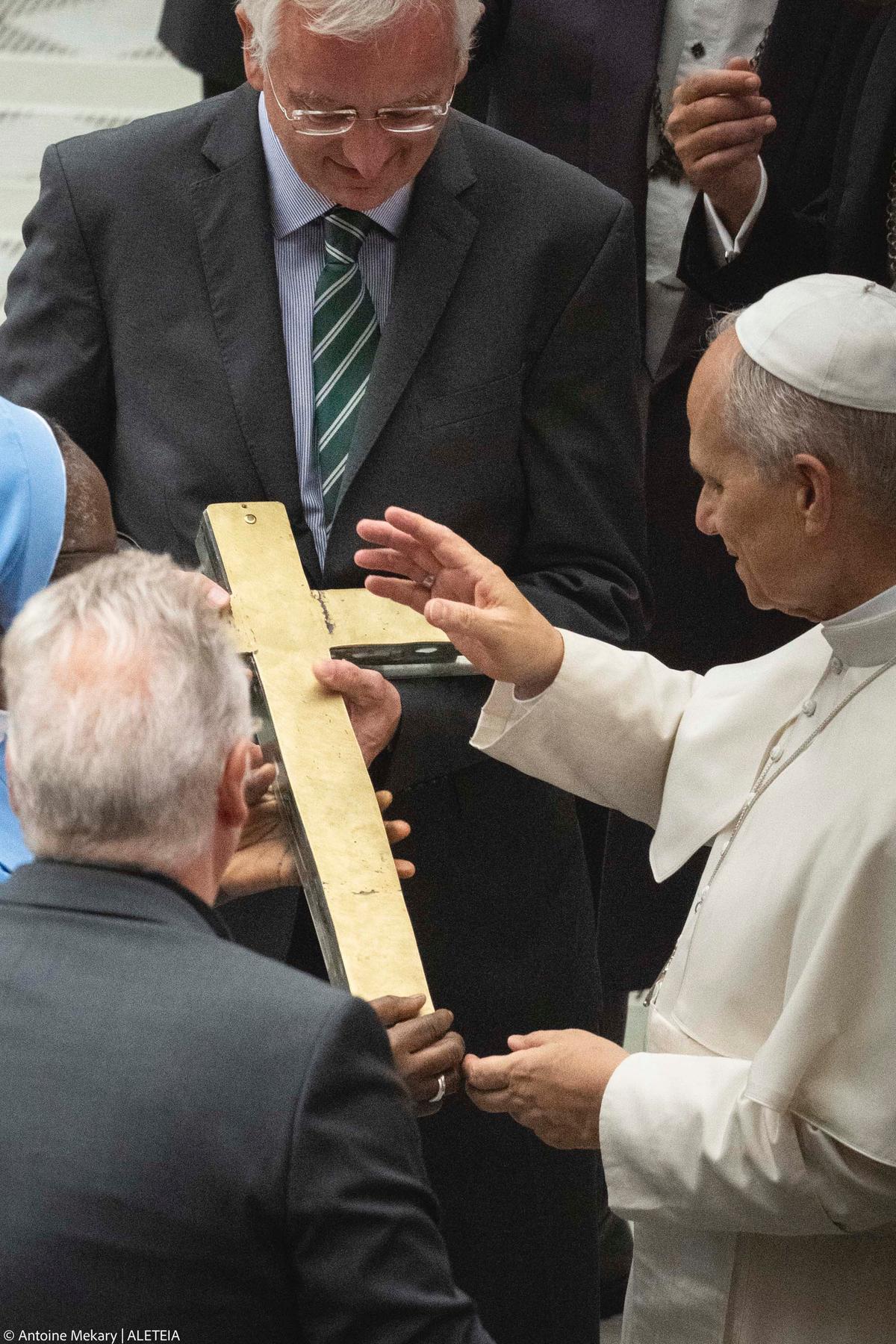 cross-smartphones-pope-leo-xiv-audience-paulvi-hall