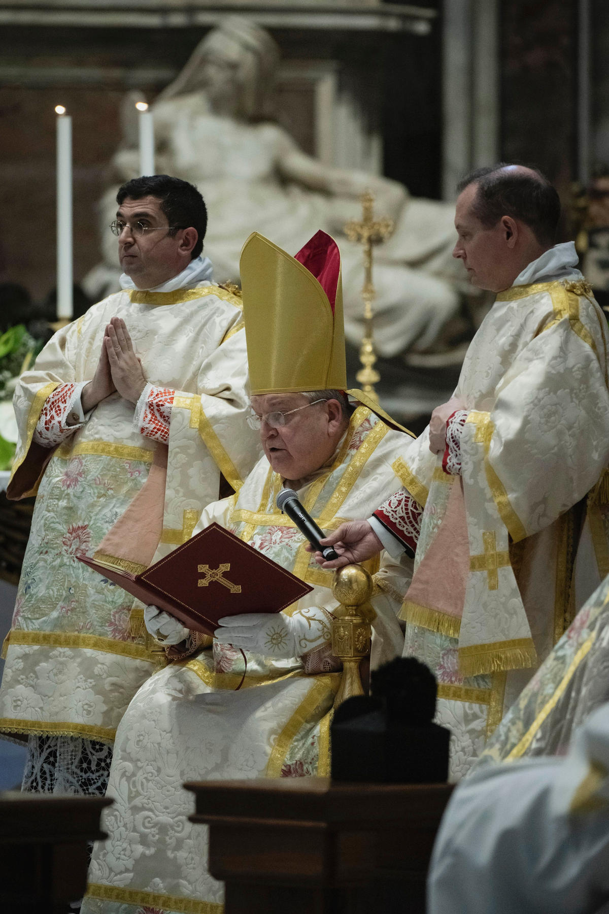 cardinal-raymond-burke-celebratessolemn-pontifical-traditional-latin-mass