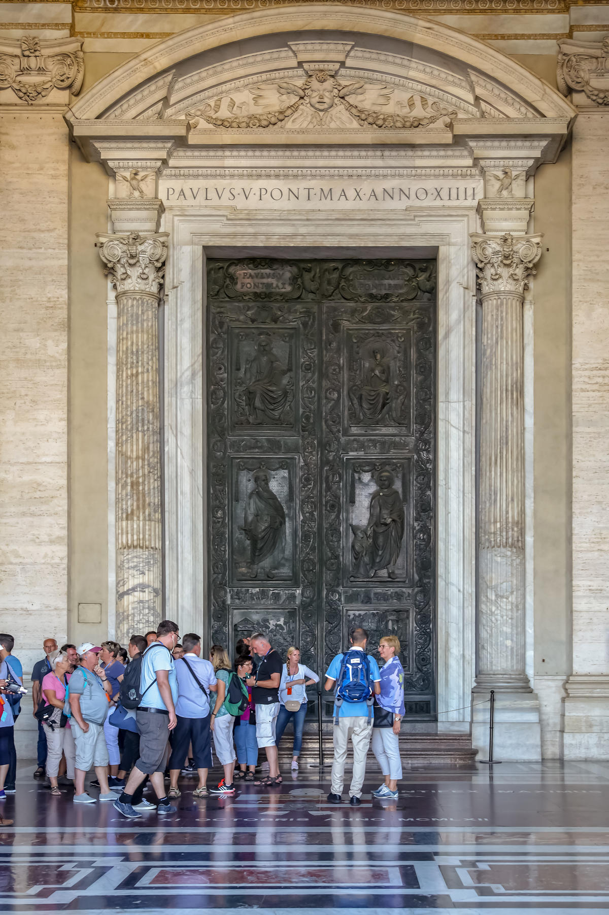 puerta san pedro basílica vaticano