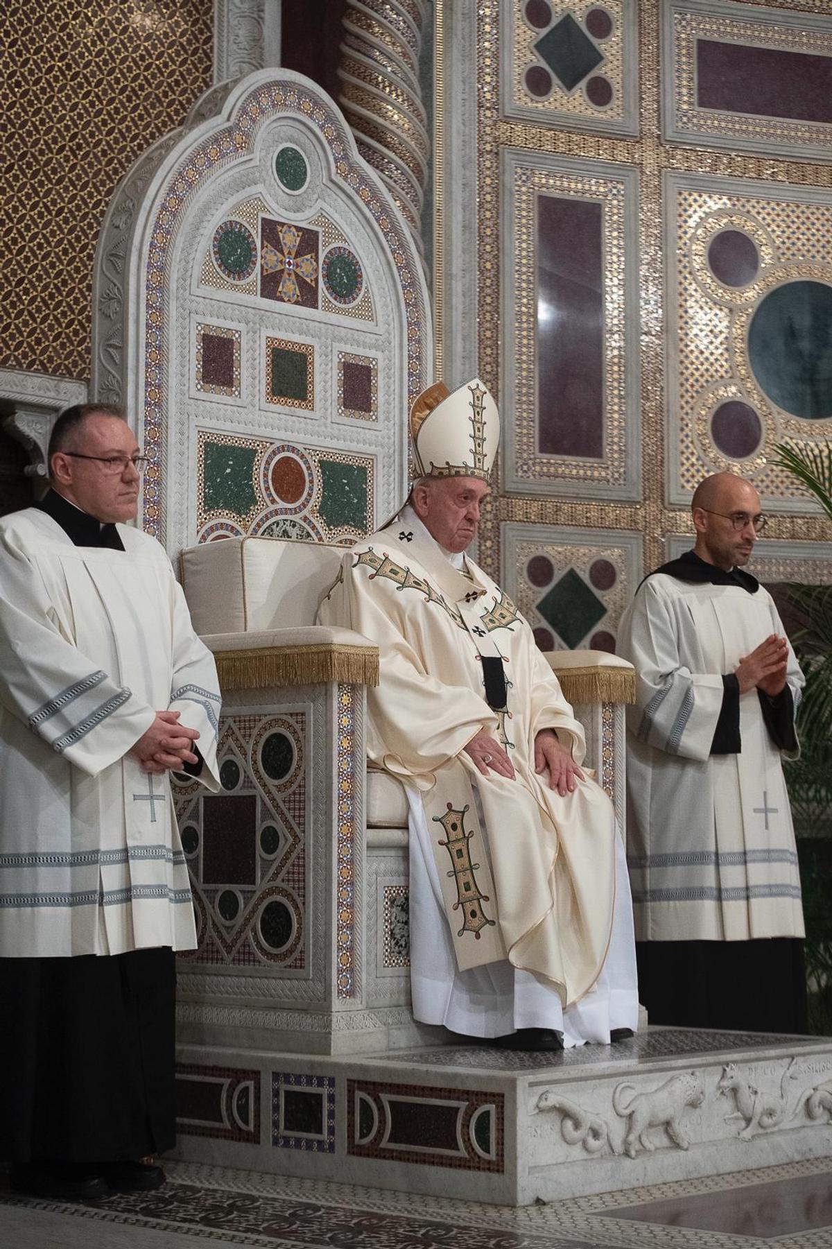 vestiduras litúrgicas del papa francisco agora atelier