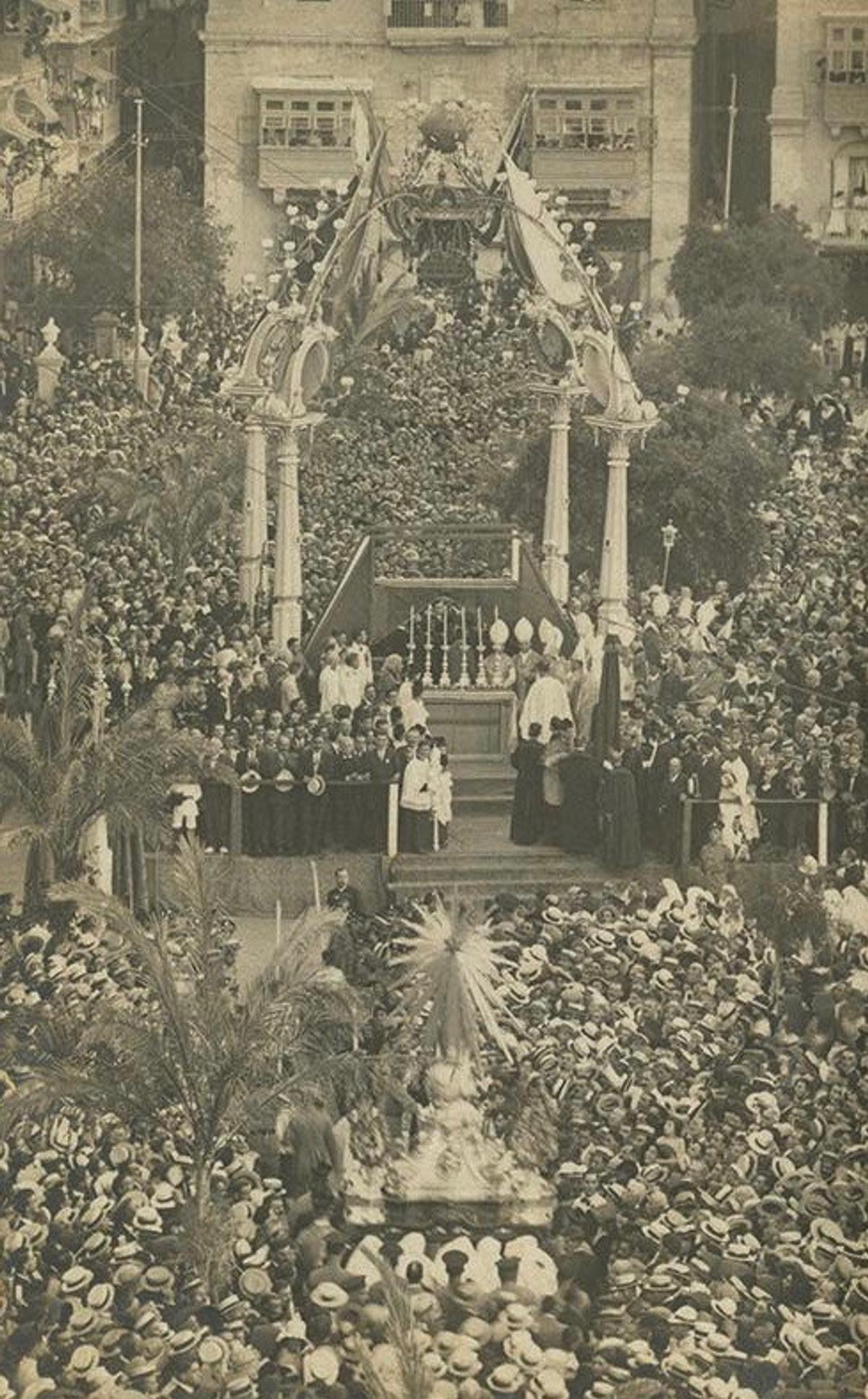 A stunning photo of the 4th of September 1921 solemn coronation. Marija Bambina is seen approaching the tribune surrounded by a multitude of devotees