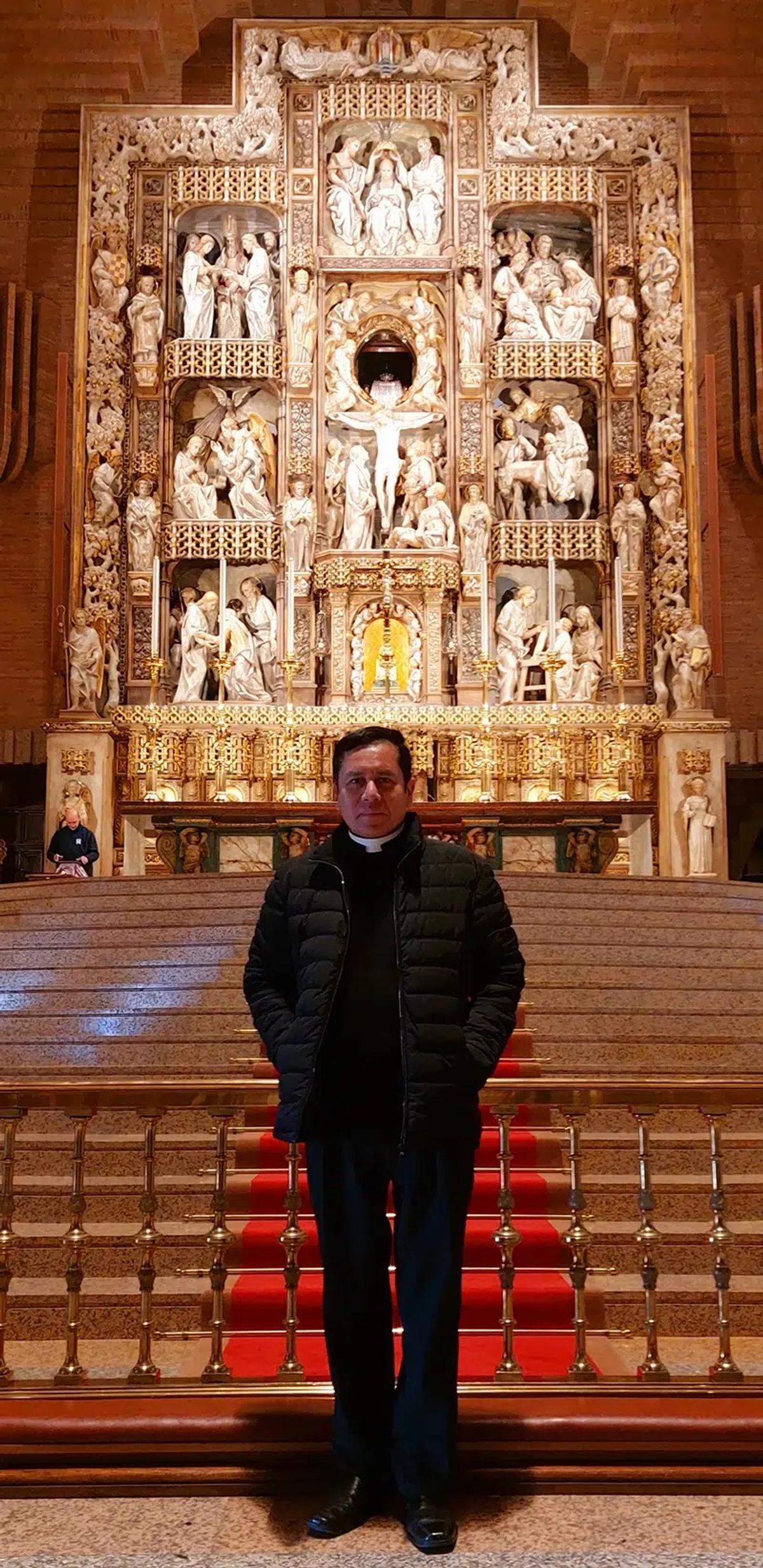 Christian Munayco, sacerdote de peru