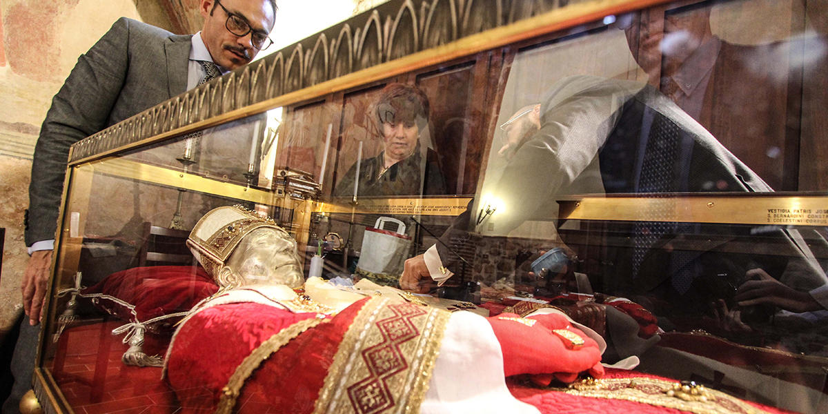 DRESSING OF POPE CELESTINE V