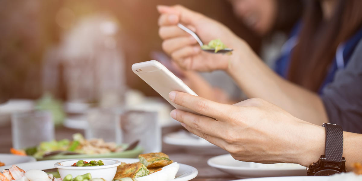 EATING,DINNER,IPHONE
