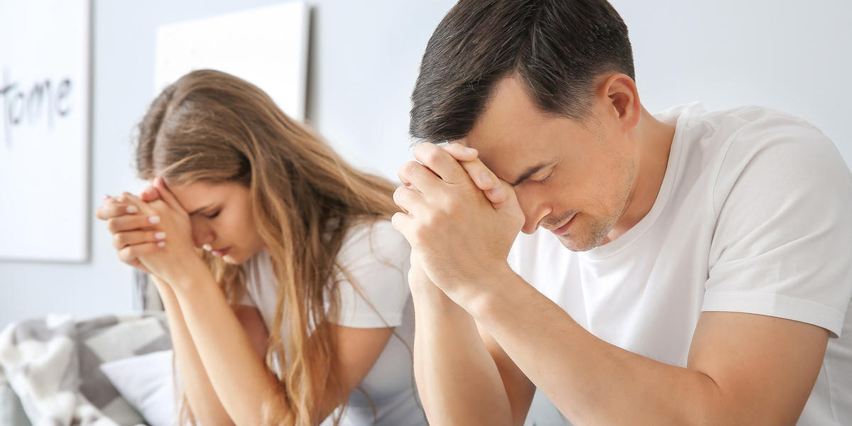 CASAL REZANDO PELOS FILHOS