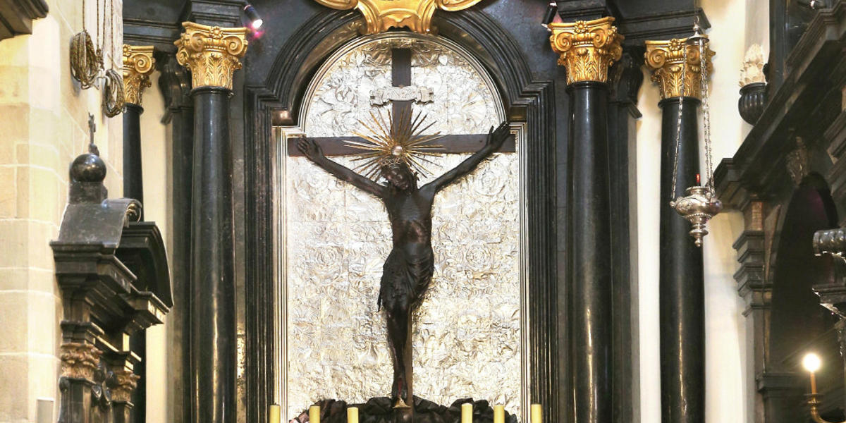 [GALERIA] Czarny krucyfiks na Wawelu – krzyż królowej Jadwigi