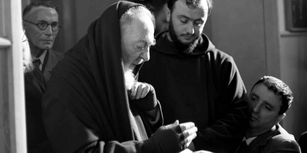 Publican fotografías inéditas del Padre Pío