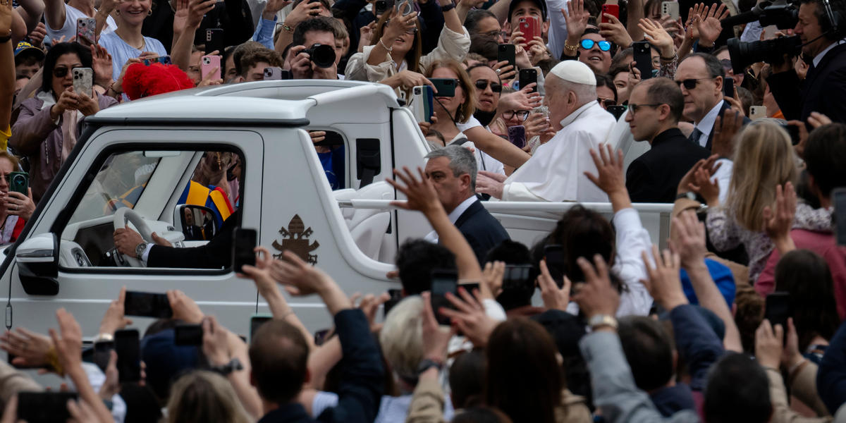 Domingo de Resurrección en el Vaticano –  El Papa sale en su papamóvil