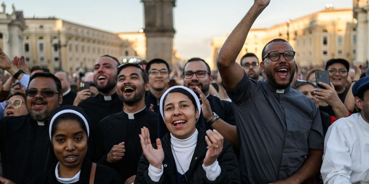 Una atmósfera increíble en San Pedro para dar la bienvenida al Papa León XIV