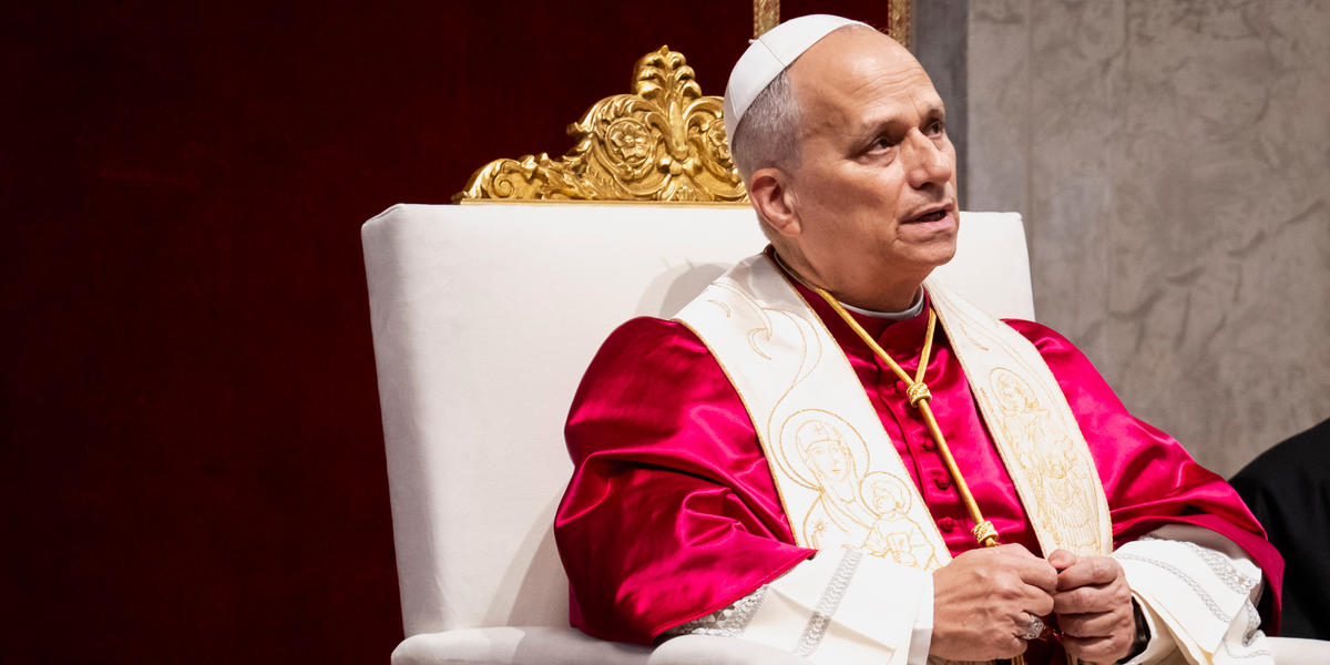 León XIV reza un rosario por la paz en el Vaticano (imágenes)