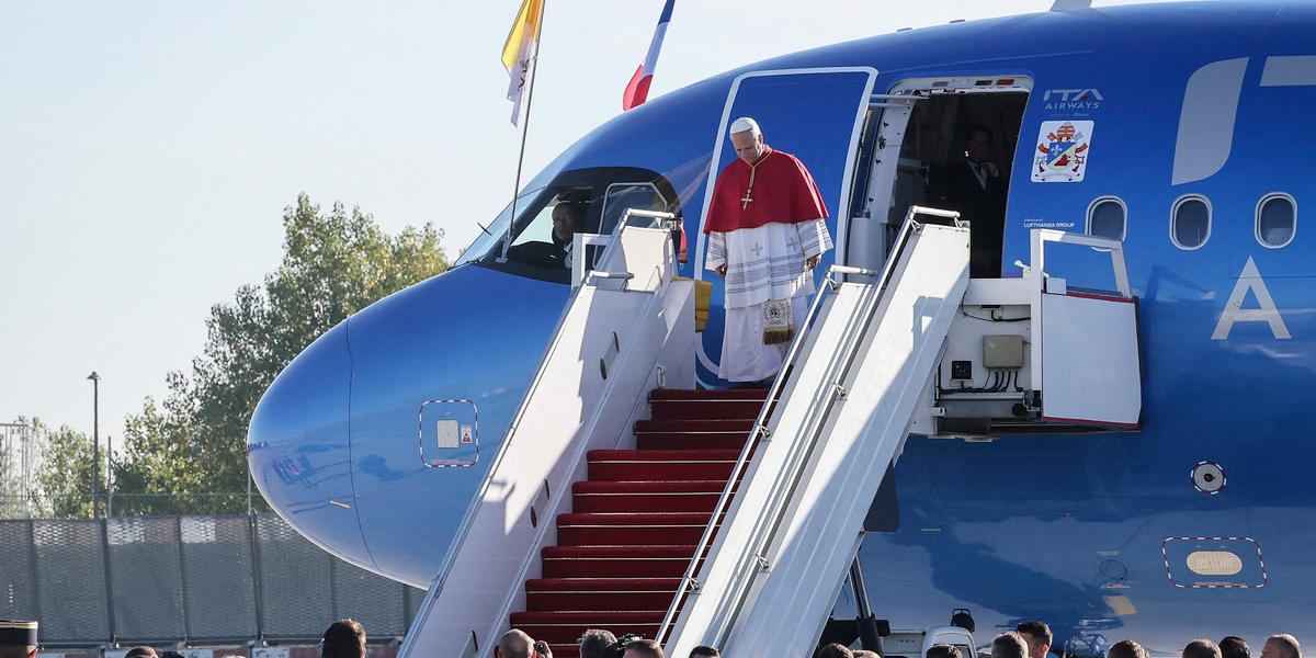 {"rendered":"Les premi\u00e8res images du Pape en France"}