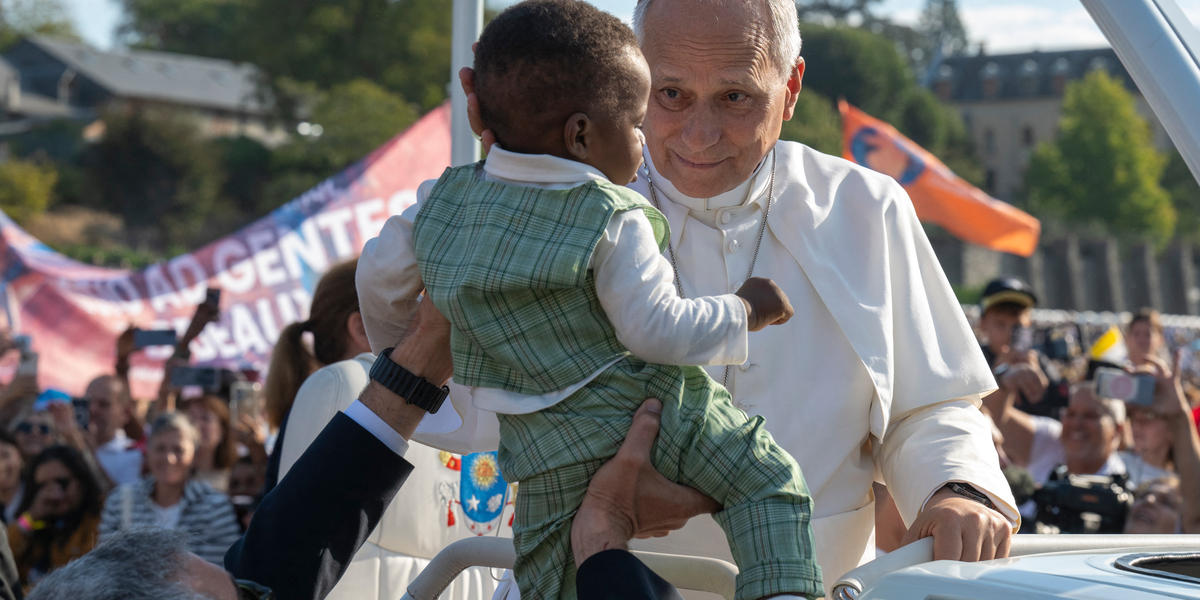 {"rendered":"Ni\u00f1os bendecidos por el papa Le\u00f3n XIV en Francia"}