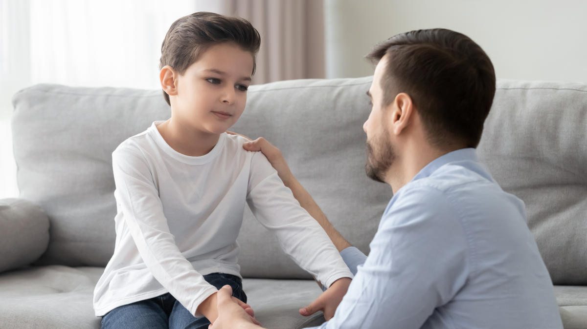 papá hablando con niño