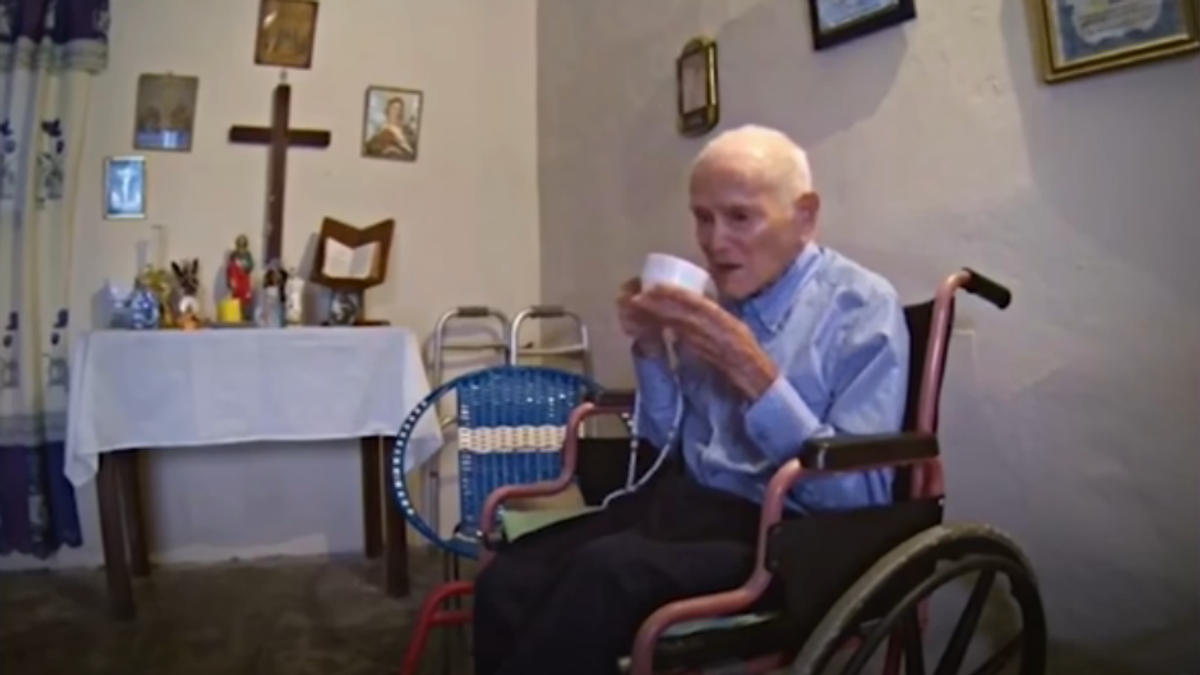 Juan Vicente Pérez, homem mais velho do mundo, com o terço em mãos