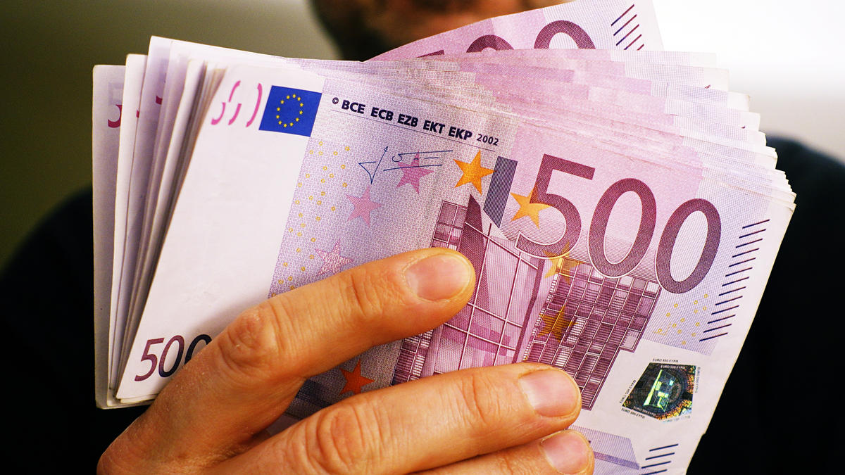 RICHE-EUROS-shutterstock_1771855352