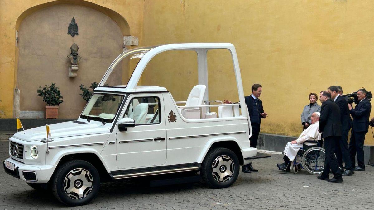 PAPAMOBILE-PAPE-FRANCOIS-VATICAN-CYPRIEN-VIET