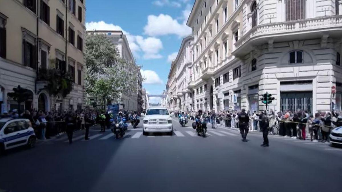 CORTEGE-PAPE-ROME