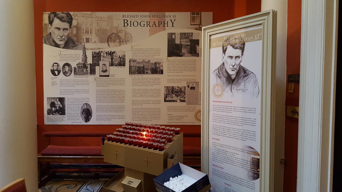 Tablice informacyjne o Johnie Sullivanie w kościele św. Franciszka Ksawerego w Dublinie, gdzie został pochowany