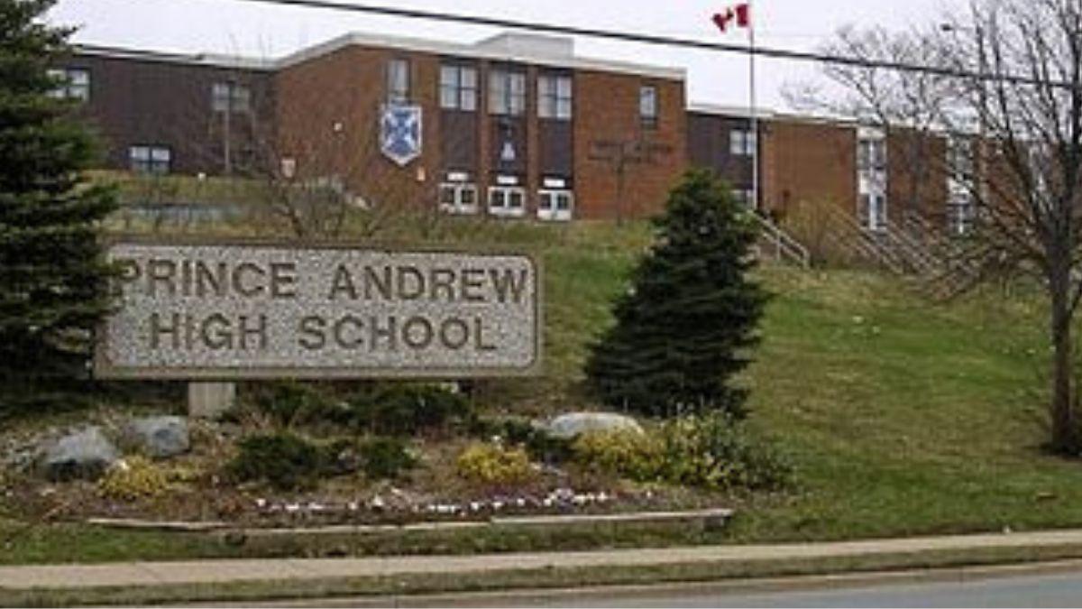 Ancienne façade (2006) de la Woodlawn High School (anciennement Prince Andrew High School ), école publique canadienne située à Dartmouth, en Nouvelle-Écosse.