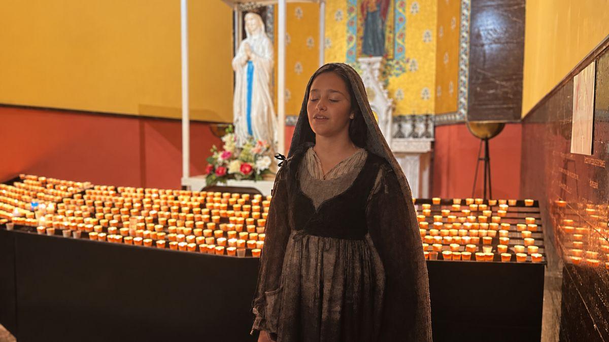 Eva Molenmaker, la jeune Bernadette qui s’apprête à toucher le cœur du pape par son chant