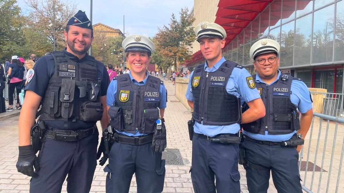 policiers-mets-pape-ASR-Aleteia