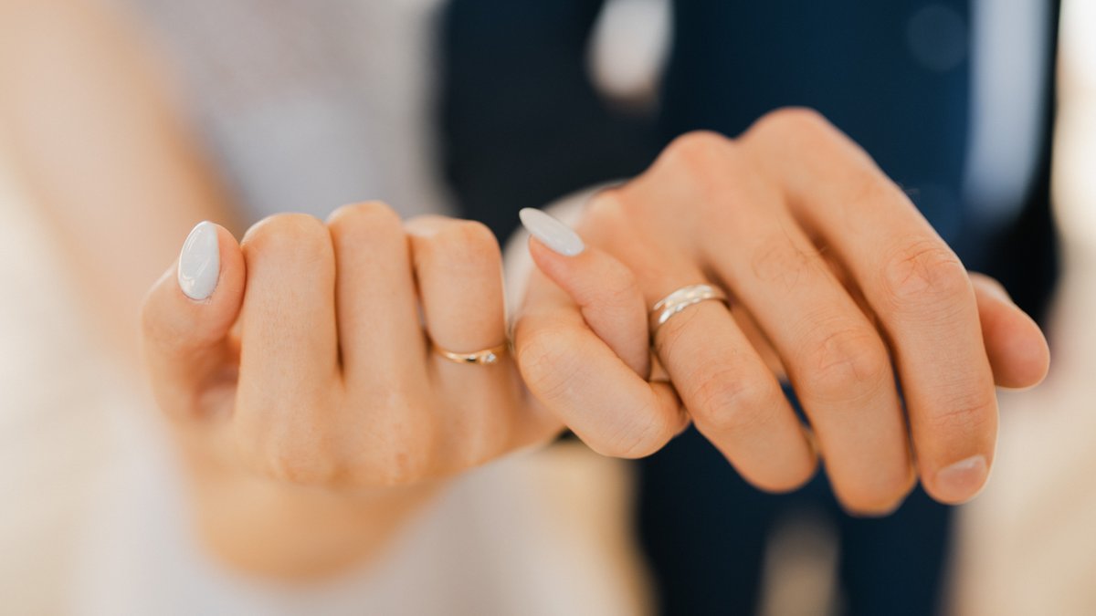 Los-recien-casados-se-toman-de-la-mano-shutterstock_2074924780.jpg