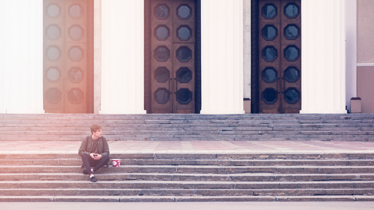 WEB_CHŁOPAK_SCHODY_MIASTO_SINGIEL_Pexels_CC0