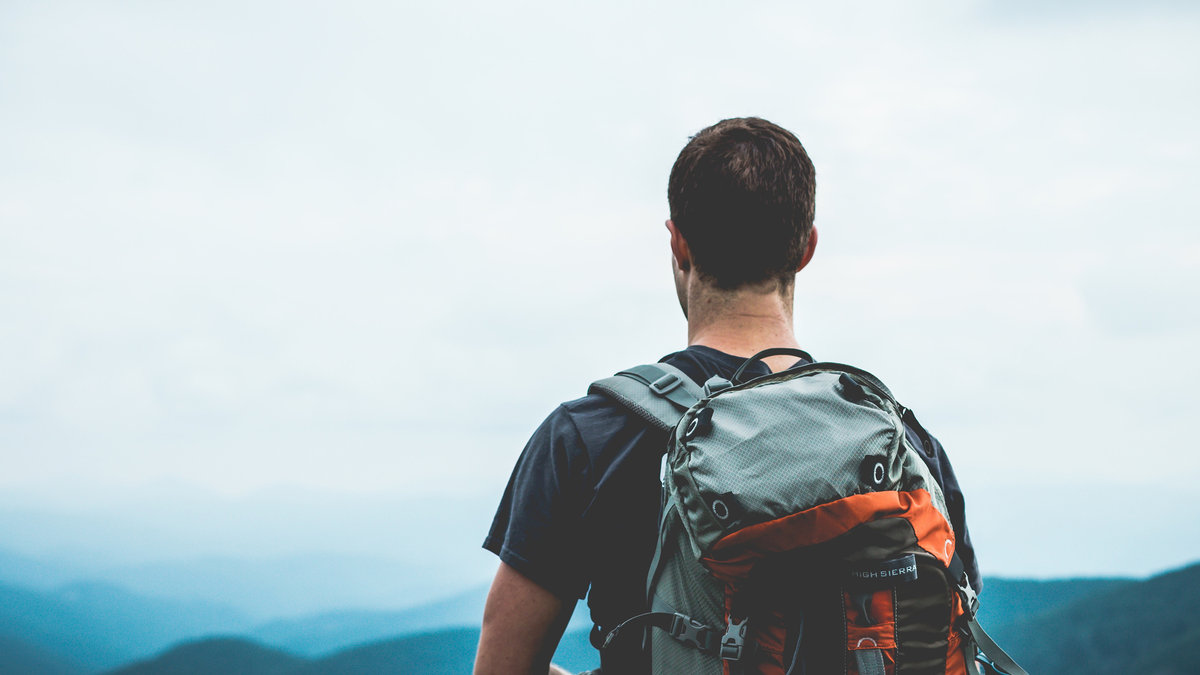 WEB_GÓRY_WIDOK_PLECAK_MĘŻCZYZNA_Pexels.com_CC0
