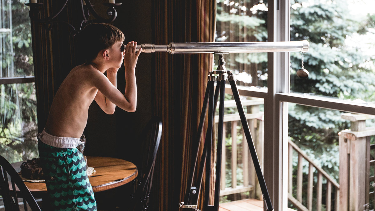 web-chlopiec-teleskop-ciekawosc-nauka-unsplash-cc0