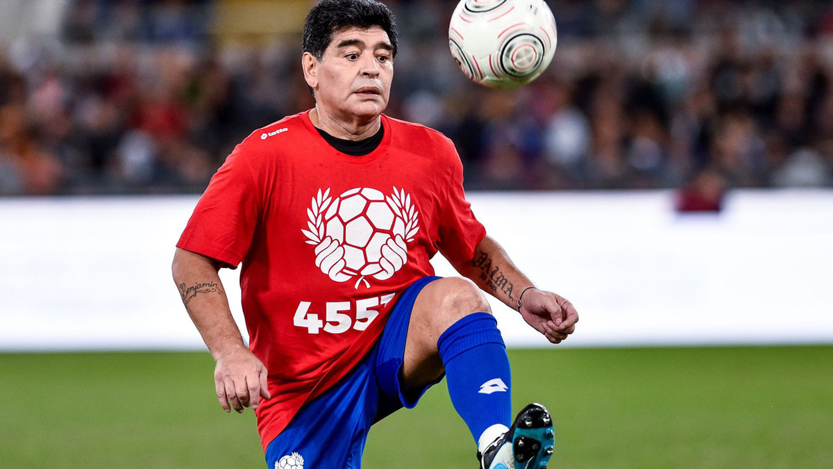 web-diego-maradona-mecz-papiez-pixathlon-uksportspicsltd-reporter