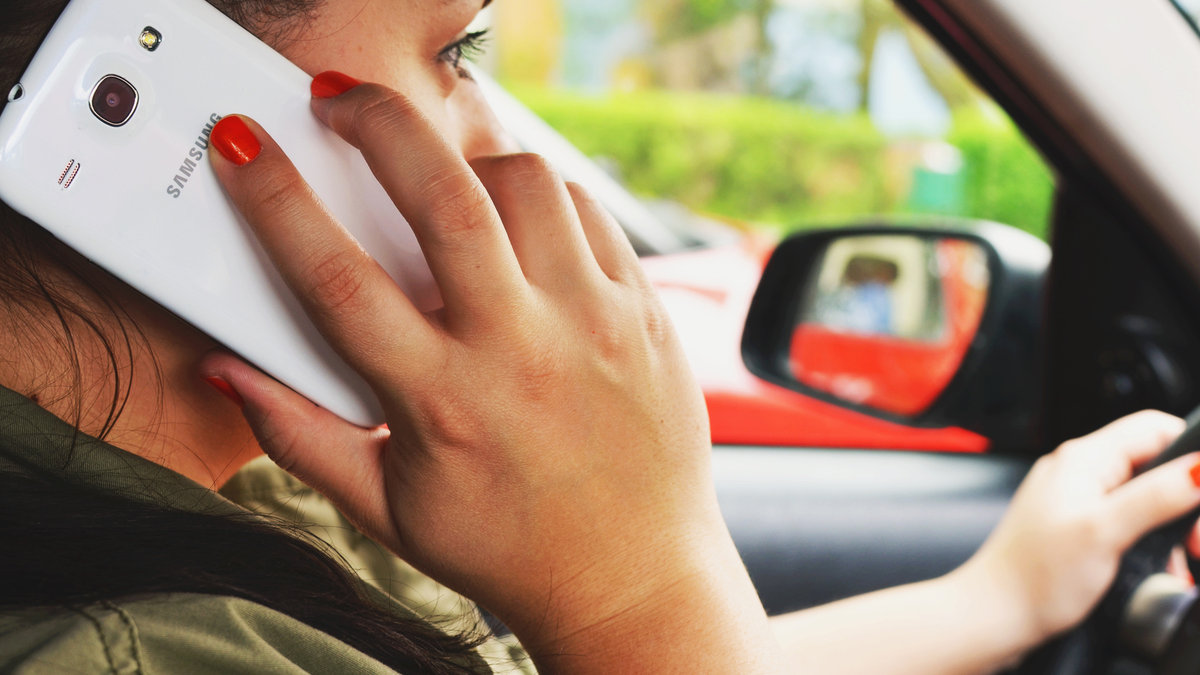 web-telefon-kierowca-rozmowa-sms-pexels-cc0