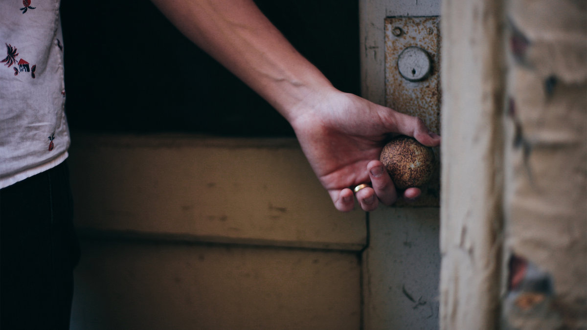 web-klamka-reka-drzwi-drewno-pexels-cc0