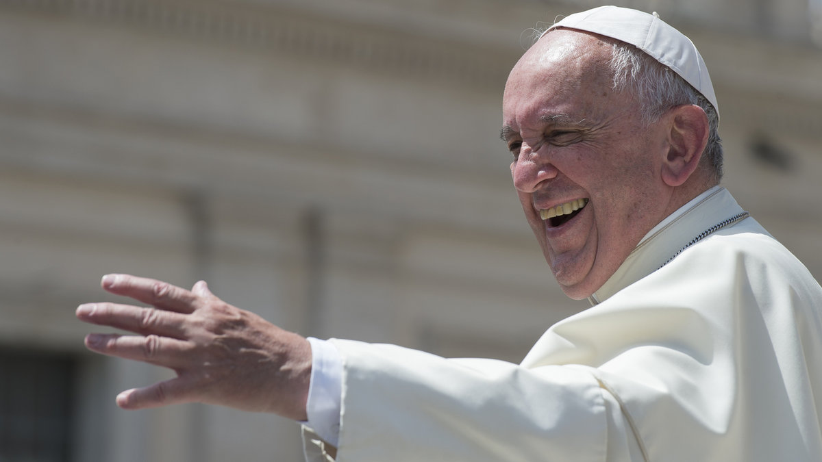 Topshots – Pope Francis blessing the Crowd