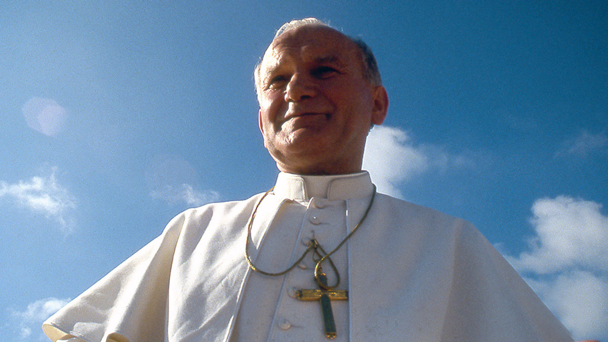hero-saint-pope-john-paul-ii-blue-sky-cpp_186797-catholic-press-photo