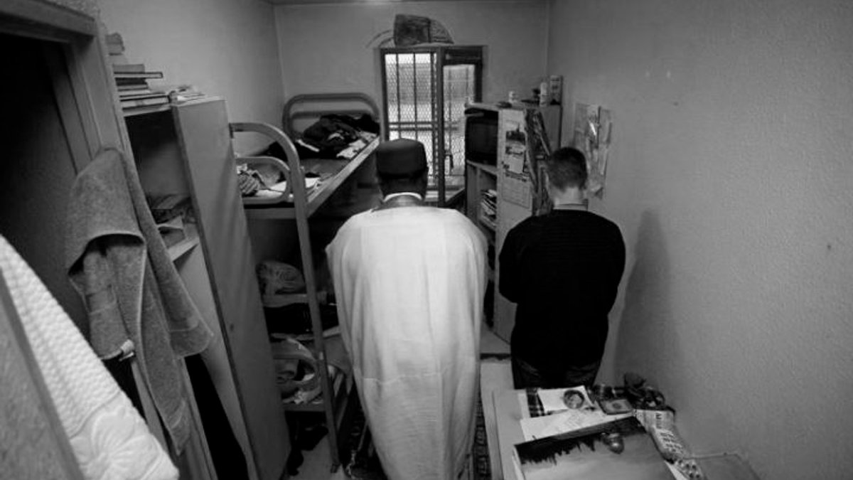 priere-avec-un-detenu-dans-la-prison-d-osny