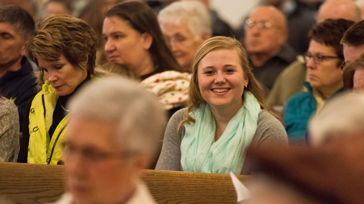 web-churching-kobieta-dziewczyna-usmiech-radosc-catholic-diocese-of-saginaw-flickr-cc