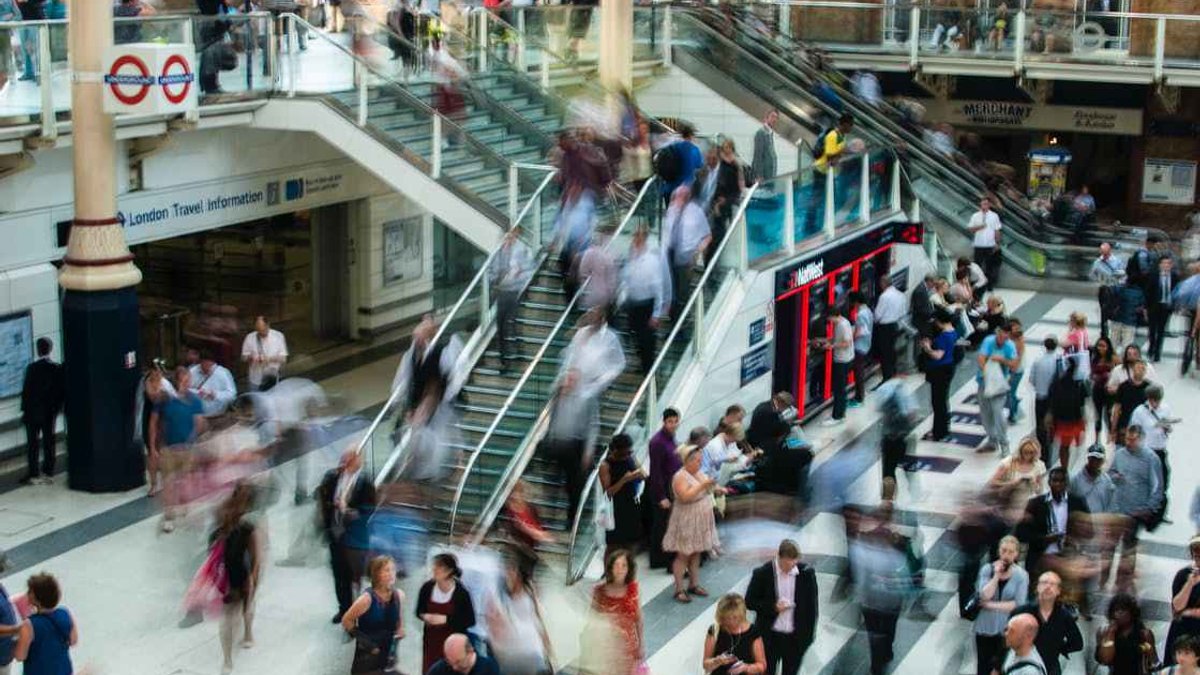 web-city-people-walking-blur-unsplash-pd1