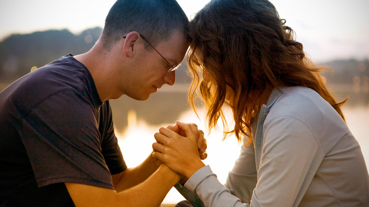 web-couple-praying-shutterstock_178817489-john-neff-ai
