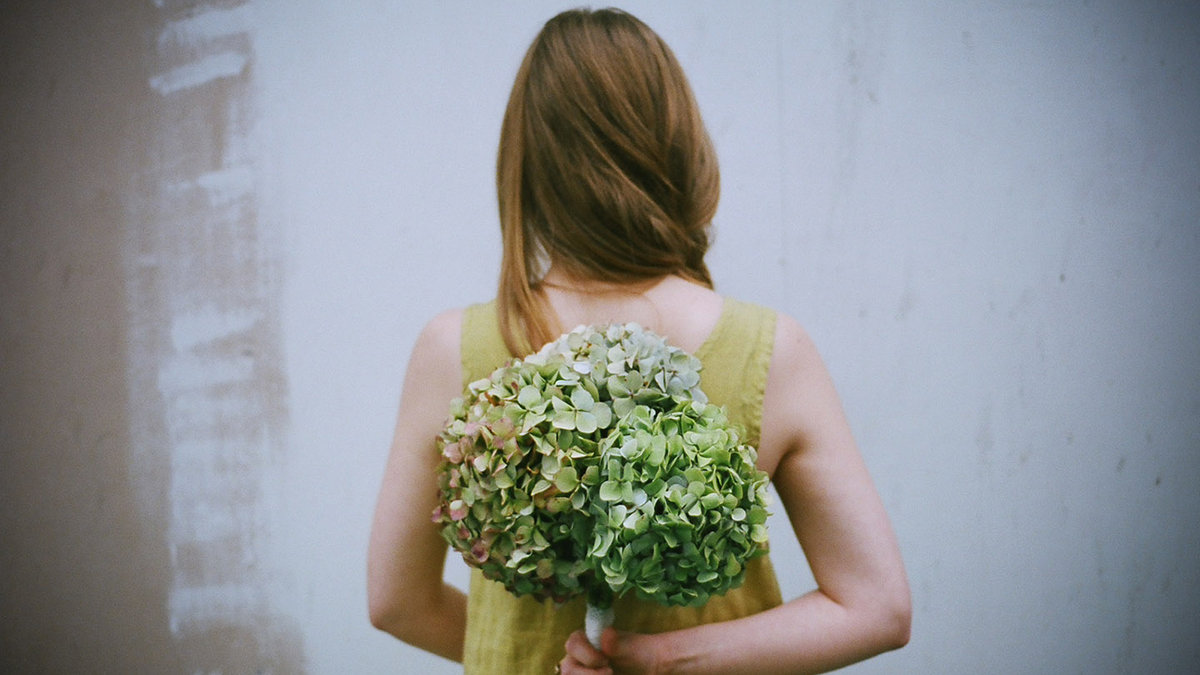 web-forgiveness-girl-flowers-portrait-woman-back-jesi-cc